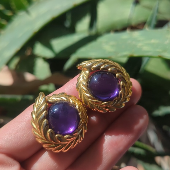 Trifari Gold Laurel Leaf Purple Cabochon Moghul Clip earrings - Picture 5 of 11